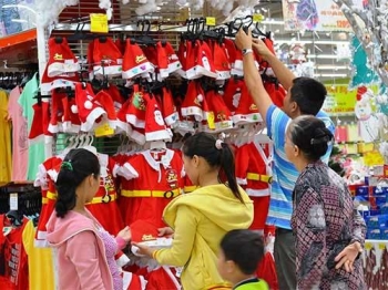 Hàng loạt mặt hàng phục vụ Noel 2014 tăng giá