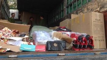 Bắt giữ 9 xe tải chở hàng lậu từ biên giới về Hà Nội